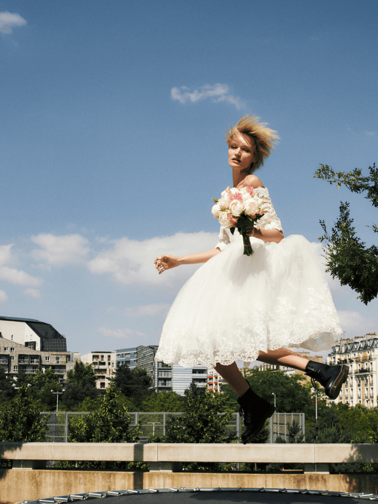 femme blonde décoloration polaire coupe courte carré