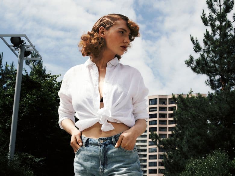 Femme avec coloration rousse intense qui utilise la coloration iNOA de l'Oréal Professionnel ou la coloration Shades EQ de Redken.